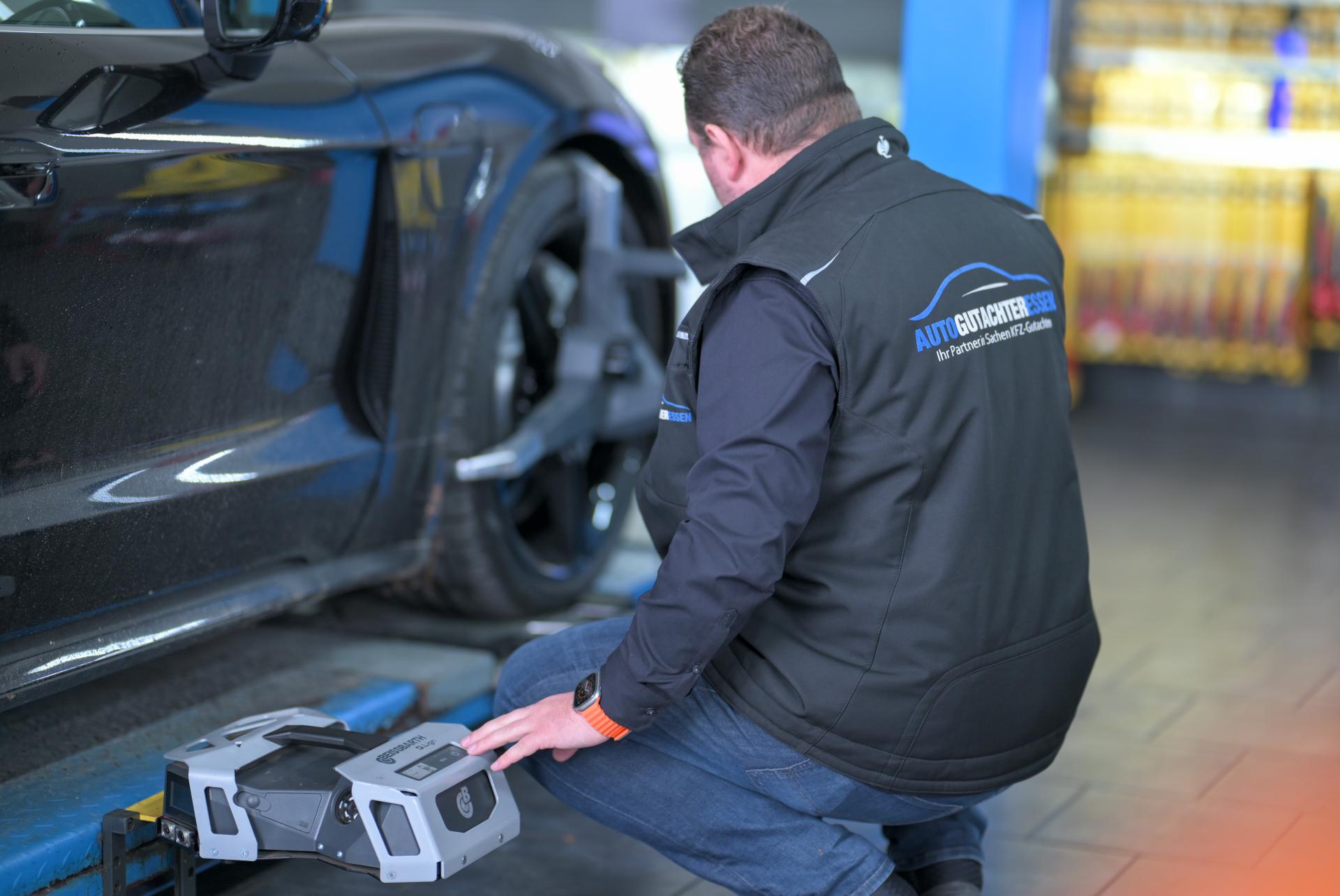 Der Auto Gutachter aus Mülheim an der Ruhr während der Arbeit.