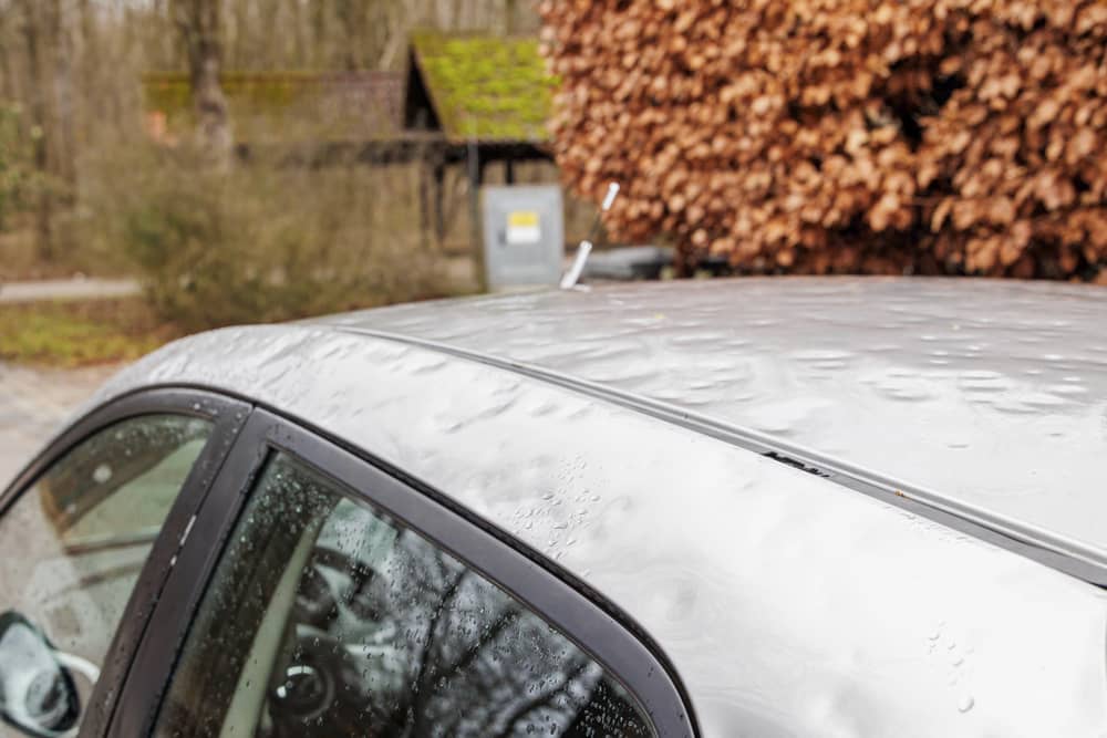 Hagelschaden am Auto mit zahlreichen Dellen