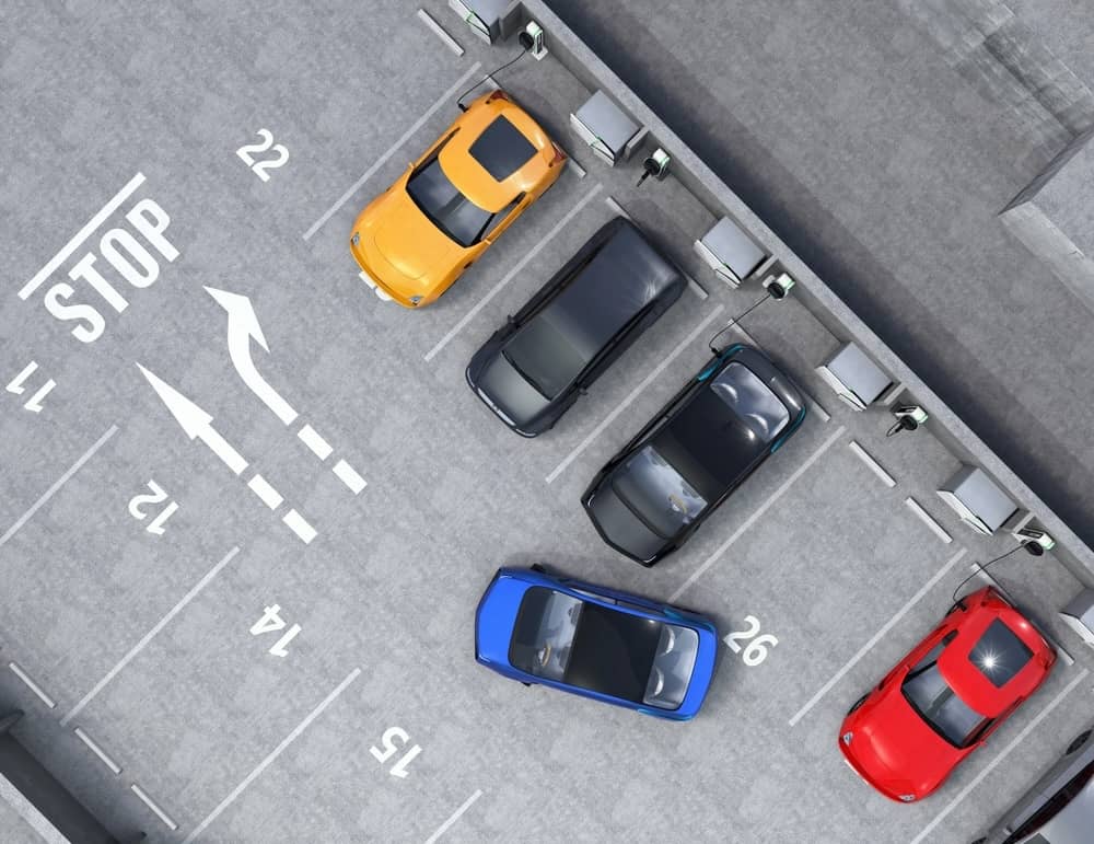 Einparkendes Auto auf einem Parkplatz